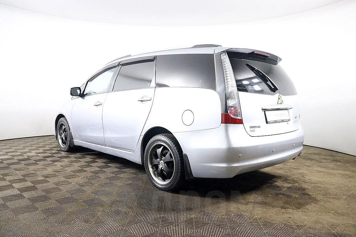 Mitsubishi Grandis Image 7